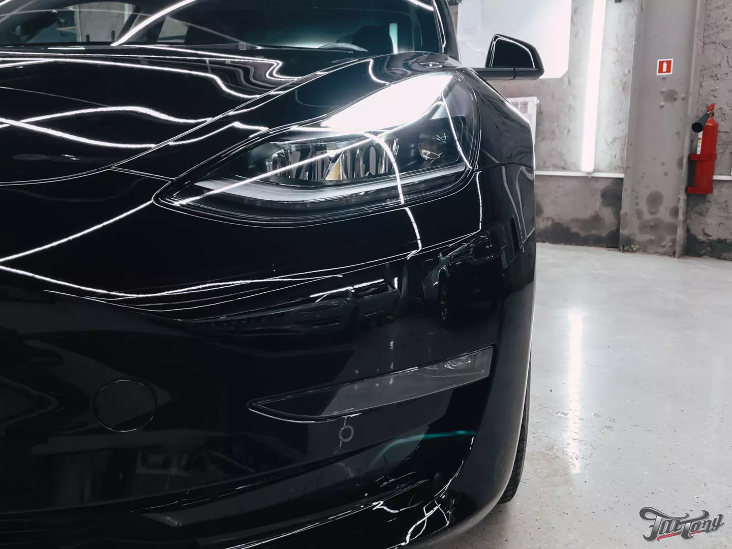 Ремонт и окрас бампера на Tesla Model 3, оклейка в полиуретан, окрас суппортов, новый спойлер, шиномонтаж на Hunter